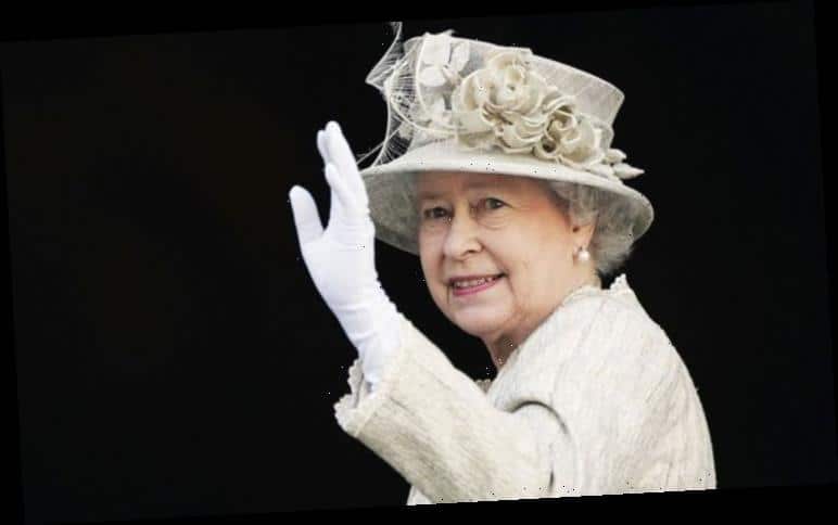 karalienė Elizabeth ranka su pirštine